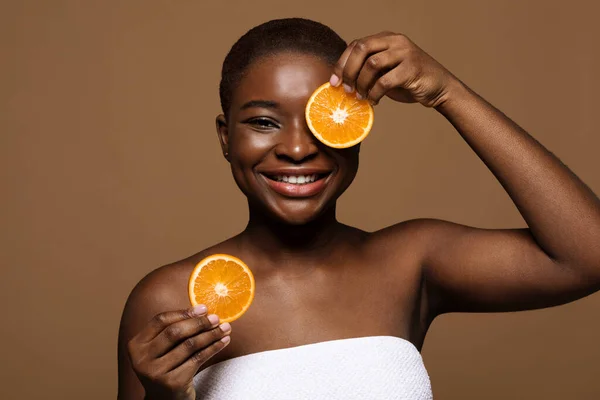 Casca de Ácido de Fruta. Retrato de senhora preta feliz segurando duas fatias de laranja — Fotografia de Stock