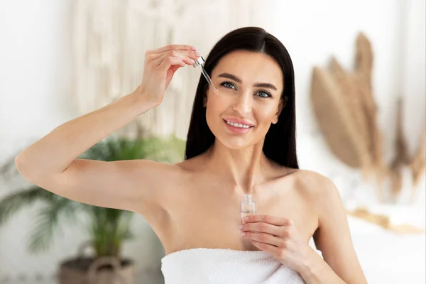 Producto cosmético natural para derma facial hidratada, brillante y saludable — Foto de Stock
