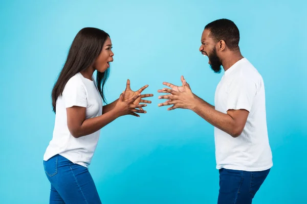 Black couple arguing, woman and man yelling at each other — Stock Photo, Image