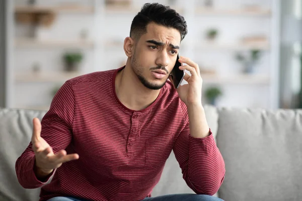 Szoros kép szomorú arab srác beszélgetnek telefonon — Stock Fotó
