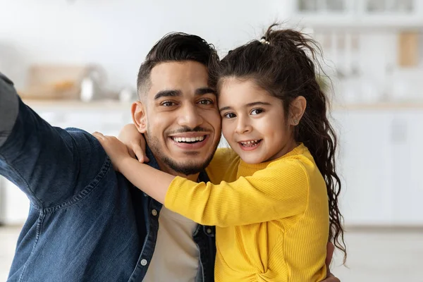 Família Selfie. Feliz jovem pai árabe tirando foto com sua filhinha — Fotografia de Stock