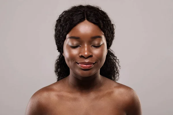 Лечение морщин шеи. Портрет чернокожей обнаженной женщины с закрытыми глазами — стоковое фото