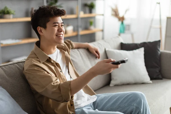 Feliz asiático chico pasando fin de semana viendo tv — Foto de Stock