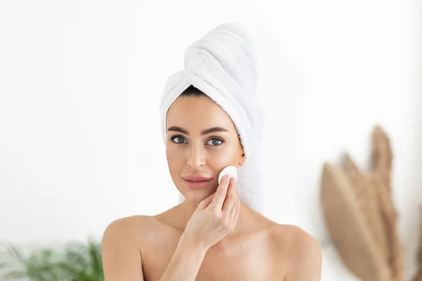 Limpeza de poros, removedor de maquiagem e cuidados de beleza, cosmetologia e dermatologia em casa — Fotografia de Stock