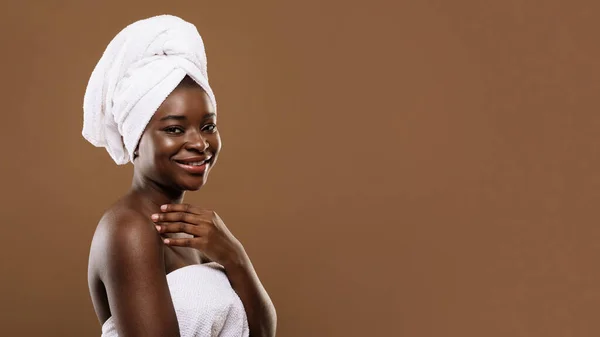 Spa behandelingen. Portret van mooie Afro-Amerikaanse vrouw met schone vlekkeloze huid — Stockfoto