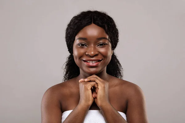 Gezichtsbehandelingen. Portret van aantrekkelijke glimlachende zwarte vrouw met een schone huid — Stockfoto