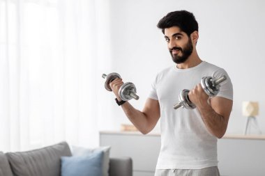Yeni normal ve sosyal uzaklık, evde güç eğitimi, modern egzersiz ve vücut geliştirme.