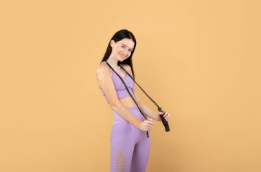 Her vücut için spor. Vitiligo Deri Tutucu İp Atlayan Güzel Kadın