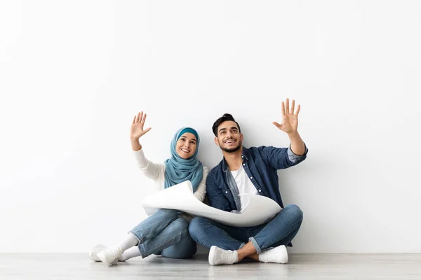 Yeni evde tasarım yapmayı düşünen müslüman bir çift. — Stok fotoğraf