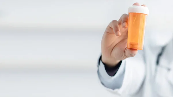 Doctor recommends taking medicine, vitamins, food supplement. Prescribing drug — Stock Photo, Image