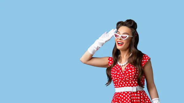 Retrato de mulher pinup curioso em vestido retro clássico fazendo gesto de audição, ouvindo atentamente a notícia emocionante — Fotografia de Stock