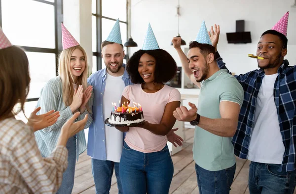 Grupo de amigos multirraciales positivos celebrando cumpleaños juntos en casa — Foto de Stock