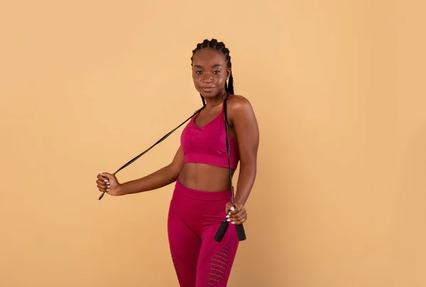 幸せな若いスポーツ黒の女性保持ジャンプロープの肖像 — ストック写真