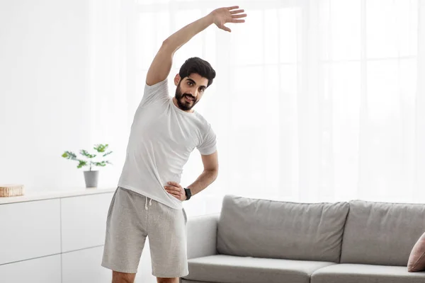 Pandemia de Covid-19, entrenamiento con gadget en casa y estilo de vida saludable —  Fotos de Stock