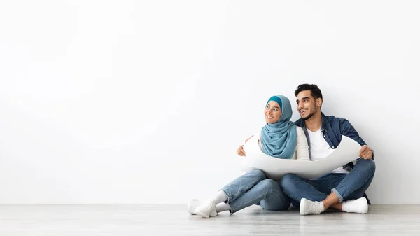 Fröhliche Familie aus dem Mittleren Osten mit Wohnanlage schaut sich Kopierraum an — Stockfoto