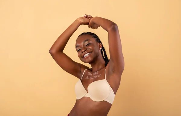Aproveita a tua beleza. Retrato de mulher negra alegre posando no sutiã — Fotografia de Stock