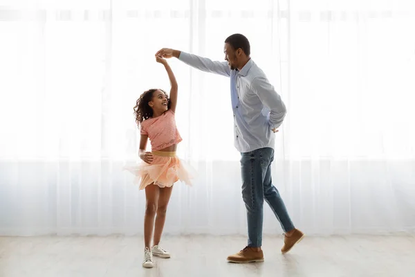 Czarny ojciec i córka tańczą w domu, pełne ujęcie — Zdjęcie stockowe