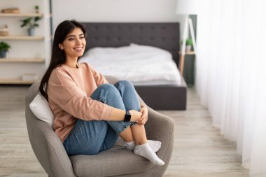 Gülümseyen kadın hafta sonu evde dinleniyor.