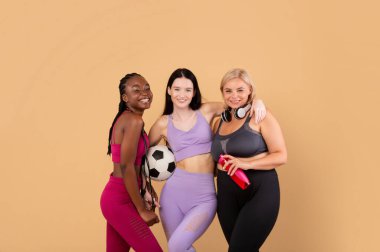 Her vücut için spor. Neşeli Çoklu Etnik Kadınlar Spor Giysileri Pozisyonunda