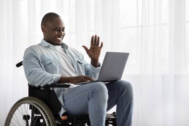 Çevrimiçi sohbet, video görüşmesi ve covid-19 tecrit sırasında evde buluşma