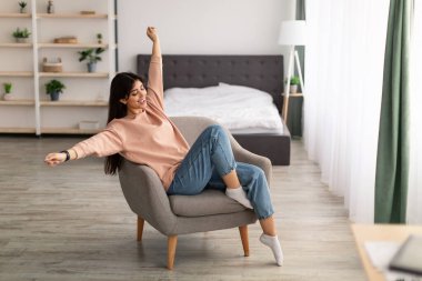 Hafta sonları evde dinlenen bir bayan.