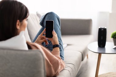 Boş maket ekranlı telefon kullanan kadının arka planı