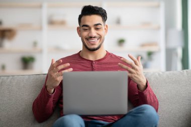 Olumlu Arap adam kız arkadaşıyla görüntülü konuşma yapıyor.