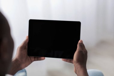 Evde çalışmak ve boş vakitlerde video izlemek için modern aygıtlar