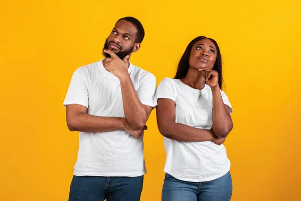 Afroamerikaner denken auf gelbem Hintergrund — Stockfoto