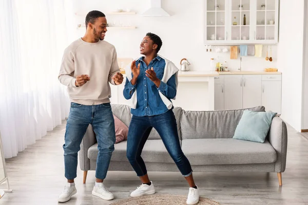 Retrato de casal afro alegre dançando em casa — Fotografia de Stock