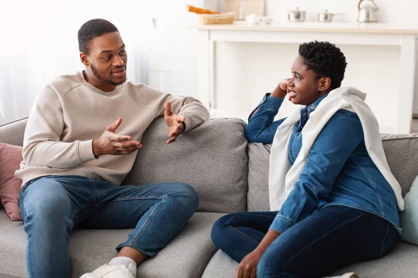 Schwarzes Paar spricht und verbringt Zeit zusammen auf Couch sitzend — Stockfoto