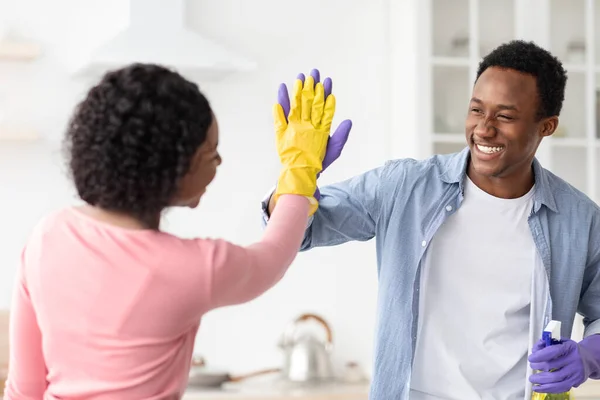 Emotionale schwarze Häuslebauer feiern gute Arbeit, Kücheneinrichtung — Stockfoto