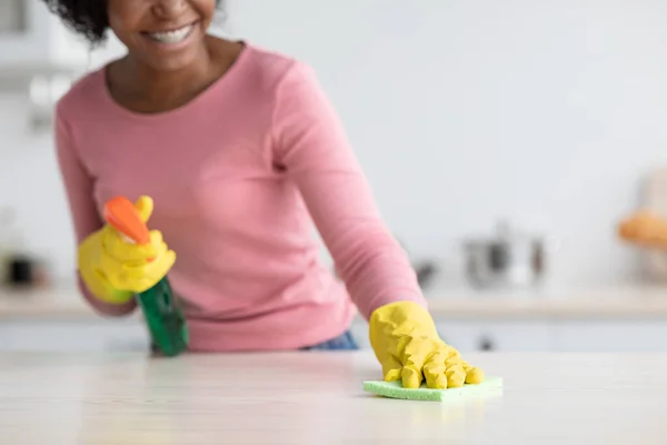 Beschnitten von schwarzen Dame putzt Küchenmöbel, Kopierraum — Stockfoto
