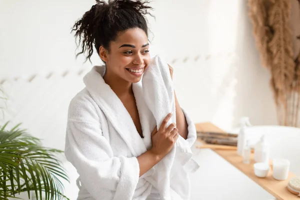 Negro señora secado cara con toalla en el baño — Foto de Stock