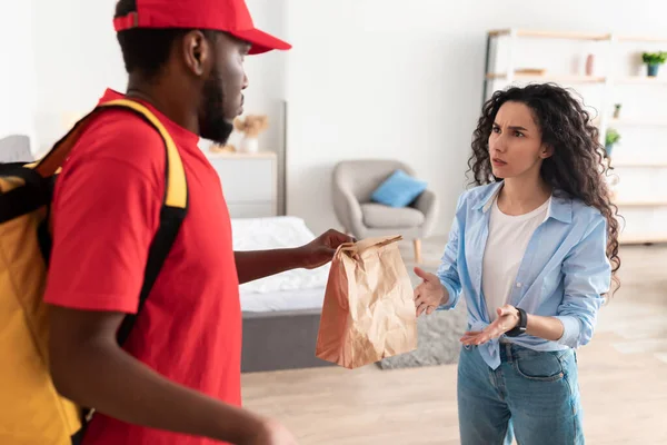 Verwirrte wütende Dame beschwert sich über schlechte Essensausgabe — Stockfoto