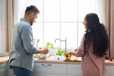 Mutlu Orta Doğu Çifti Mutfak Penceresinin yanında Birlikte Yemek Hazırlıyor