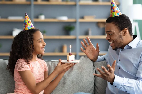 Krásná černošky dívka drží narozeninový dort pro její vzrušený táta — Stock fotografie