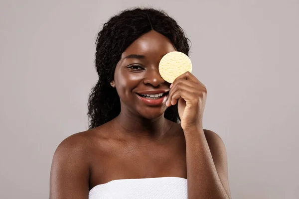 Cilt Bakımı Konsepti. Çekici Siyah Kadın Kozmetik Süngerle Gözleri Örtüyor — Stok fotoğraf