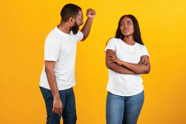 Black couple arguing, man screaming at annoyed woman — Stock Photo, Image