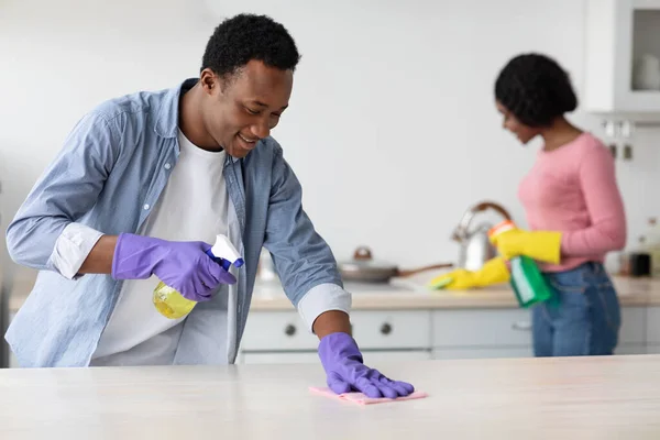 Giovane ragazzo nero e signora pulizia loro nuova casa — Foto Stock