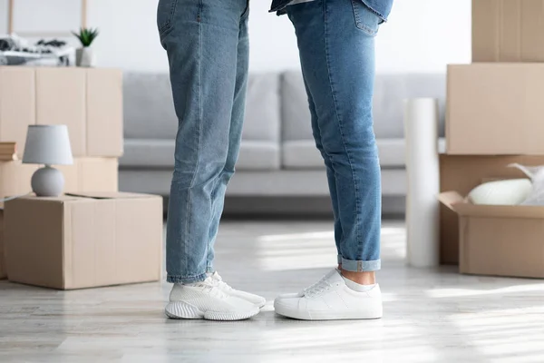 Ноги обнимающей пары, переезжающей в новый дом — стоковое фото