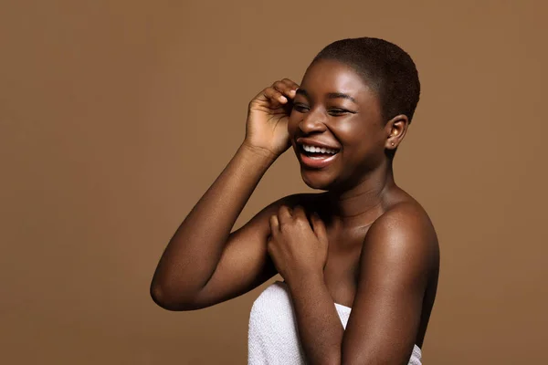 Seja você mesmo. Retrato de bela senhora negra risonha com pele lisa limpa — Fotografia de Stock