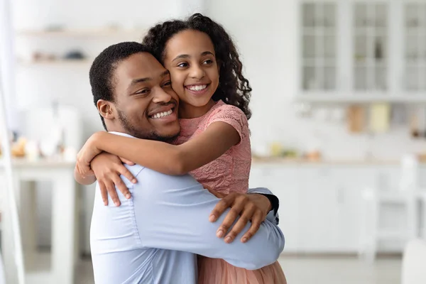 Loving black family father and daughter hugging, copy space — Stock Photo, Image