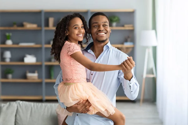 Junger schwarzer Vater bringt seiner schönen Tochter Walzertanzen bei — Stockfoto