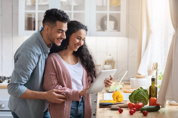 Happy Arab Manželé s digitální tabletou v kuchyni vyhledávání jídlo Online — Stock fotografie
