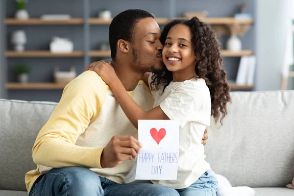 Adorable black daughter greeting her dad with Fathers Day — Stock Photo, Image