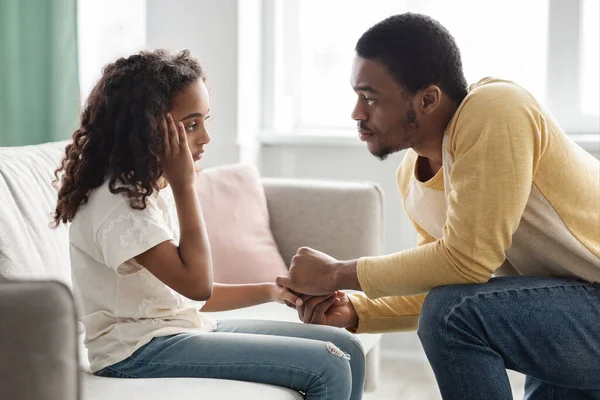 Fekete apa vigasztalja az ideges gyerek, otthon belsejében — Stock Fotó