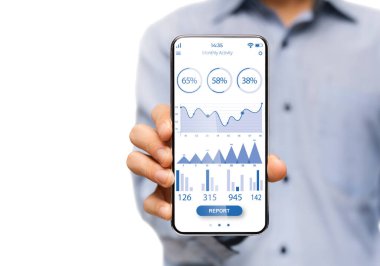 Orta Doğulu işadamı ekranda uygulamalı akıllı telefon gösteriyor