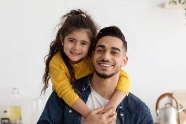 Baba ve Kız Bağlantısı. Babasını kucaklayan mutlu bir Arap kızının portresi.