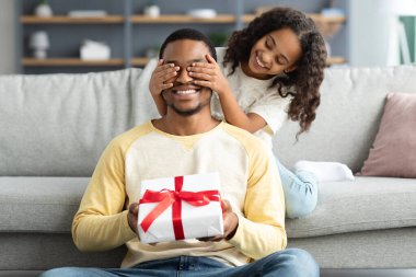 Oyuncu kıvırcık kız babasına sürpriz yapıyor.